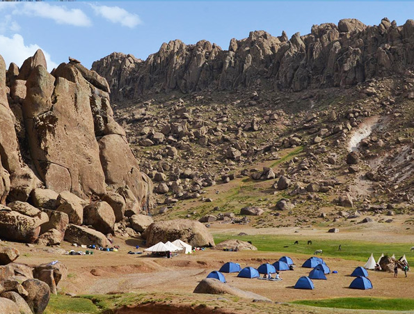 Tentes de bivouac au pied des rochers du massif du Siroua