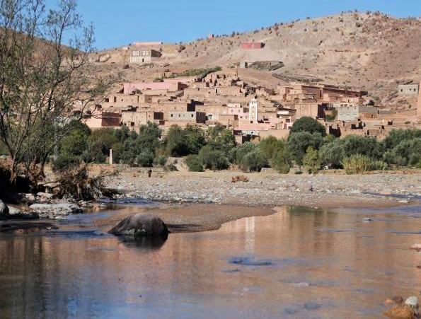 Le village de Tagmoute et ses maisons en pisé, au bord de l'oued, au pied du massif du Siroua